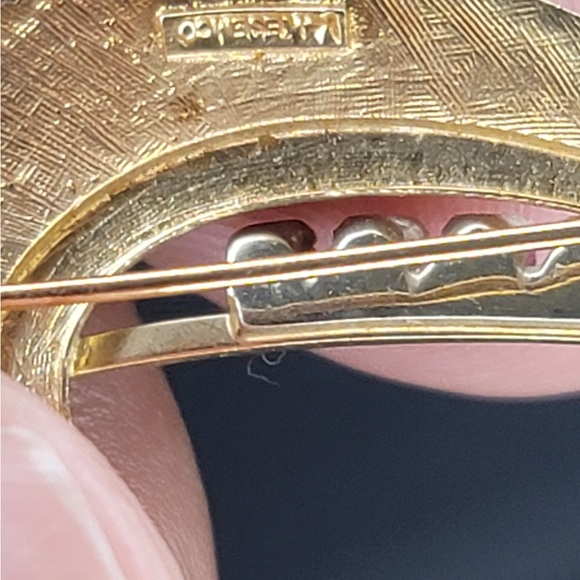 Gold Leaf Brooch with Yellow Accents and Textured Finish - Picture 4 of 4